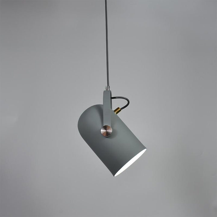 Justerbar LED pendellampe i nordisk design over et spisebord. Ideel til stilfuld & funktionel belysning.