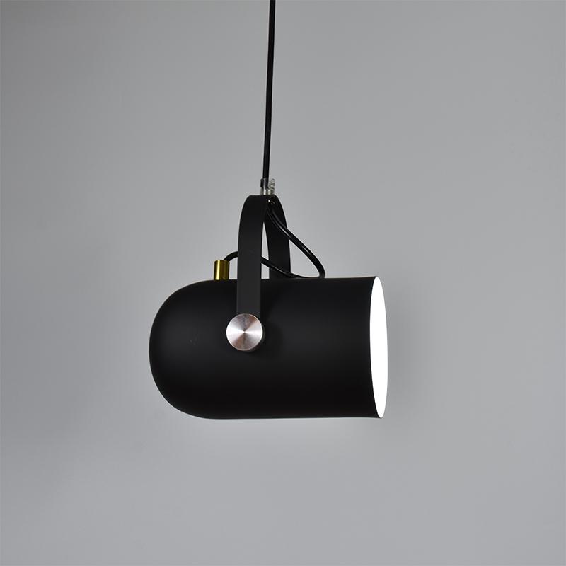 Stilfuld LED pendellampe i nordisk design over et sofabord. Skaber hyggelig & moderne stemning i stuen.