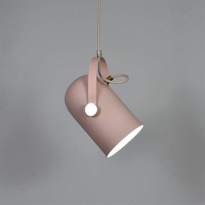 Elegant LED pendellampe til soveværelset. Justerbart lys skaber rolig atmosfære og moderne indretning.