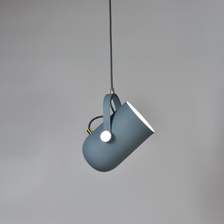 Nærbillede af nordisk justerbar LED pendellampe. Viser minimalistisk finish, kvalitet & innovativt design.