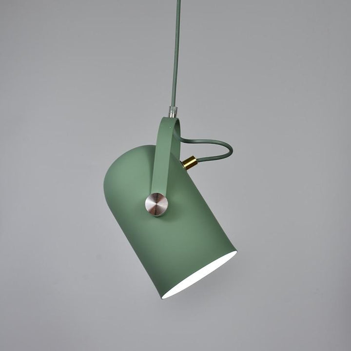 Flere nordiske LED pendellamper med justerbar vinkel over et spisebord. Elegant og moderne række-belysning.