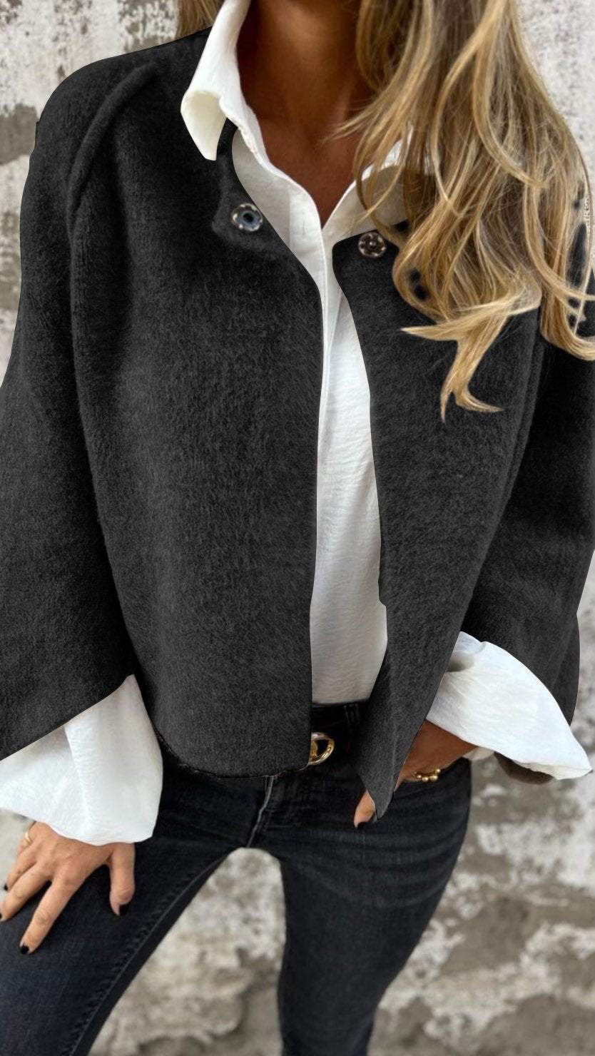 Sort varm uldfrakke til kvinder. Elegant dame vinterfrakke i uld for stilfuld mode.