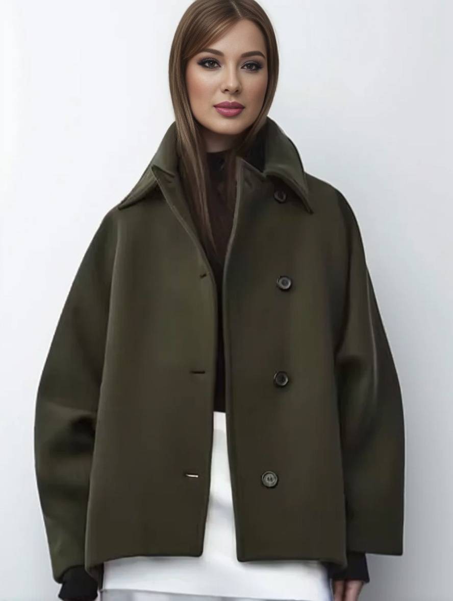 Stilfuld dame uldfrakke med reverskrave og flagermusærmer. Midi-længde og trendy oversize pasform.