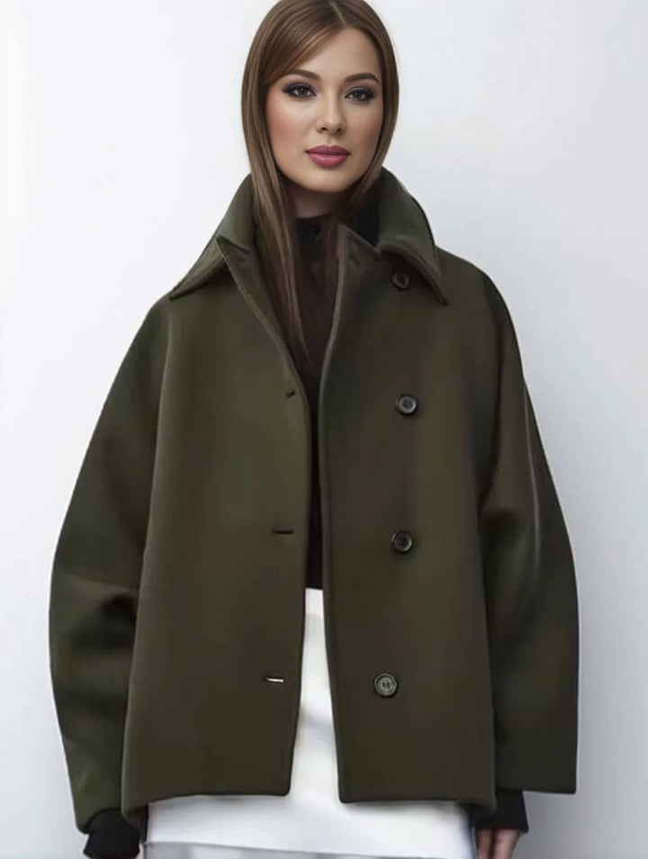 Stilfuld dame uldfrakke med reverskrave og flagermusærmer. Midi-længde og trendy oversize pasform.