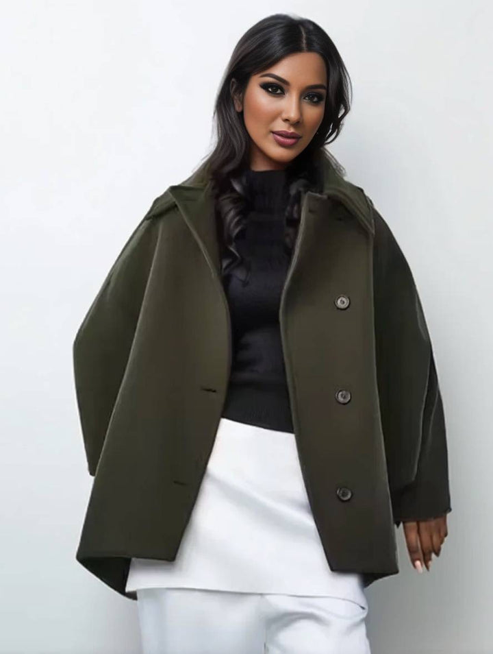 Varm og elegant oversize damejakke. Midi-lang med flagermusærmer, reverskrave – perfekt til koldt vejr.
