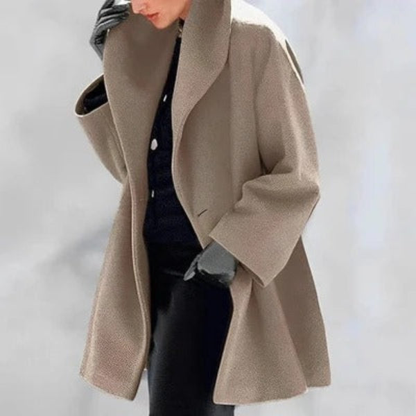 Elegant oversized dame vinterjakke med høj krave, varm og stilfuld til vinterens mode.