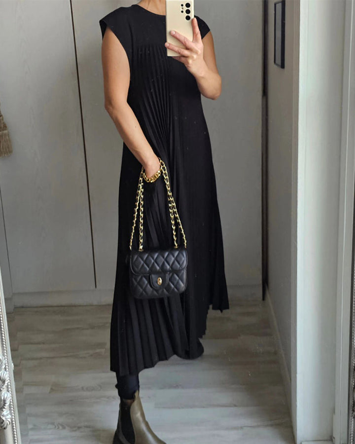 Klassisk plisseret dame maxikjole, et must-have i garderoben.