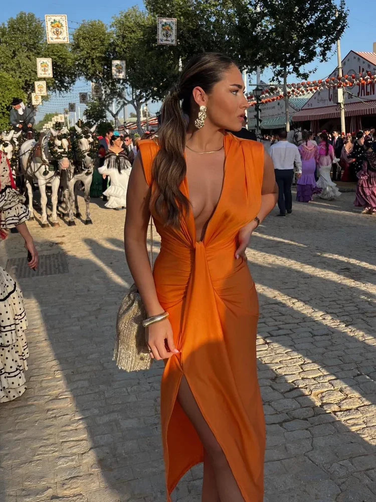 Smuk elegant plisseret kjole til kvinder. En klassisk midi festkjole, der passer til både sommer og aftenlook.