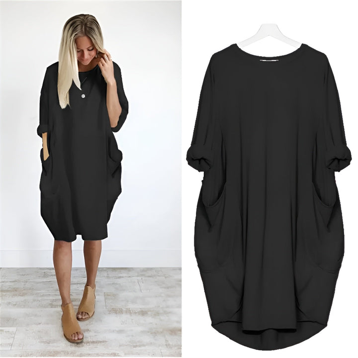 Elegant plus size damekjole i løs pasform med praktiske lommer. Perfekt hverdagskjole.