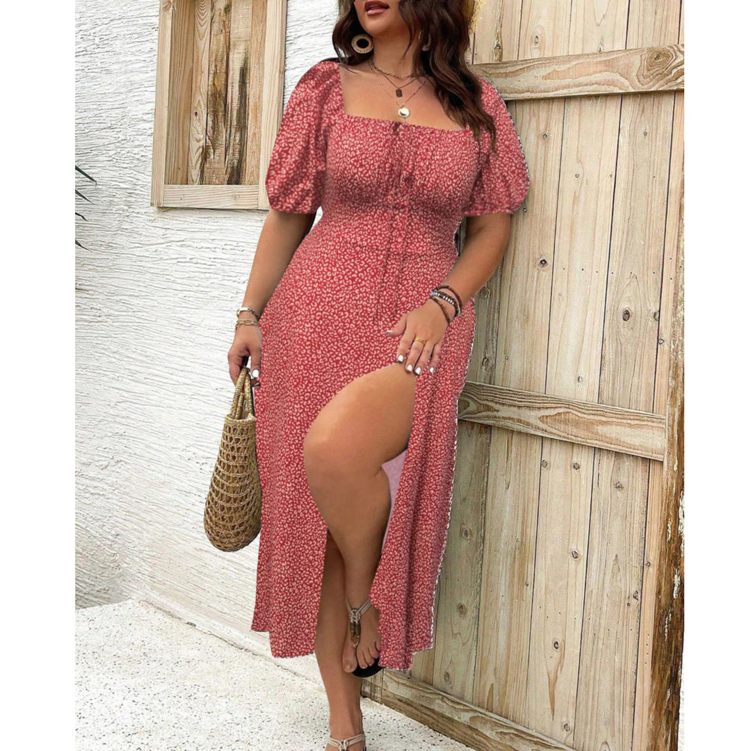 Elegant plus size maxikjole med pufærmer, set fra siden, viser det smukke fald og design til fest.