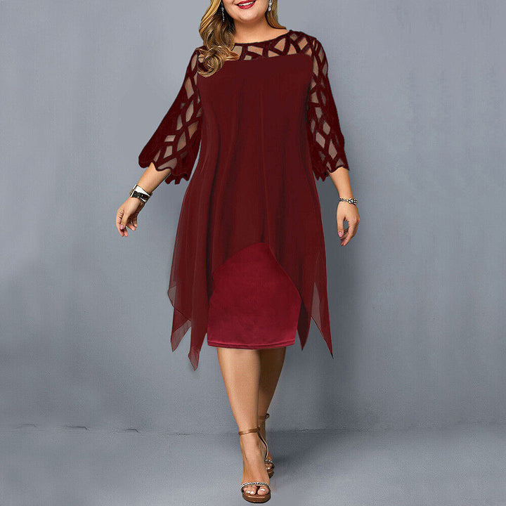 Flatterende plus size kjole i elegant design. Komfortabel pasform til alle lejligheder.