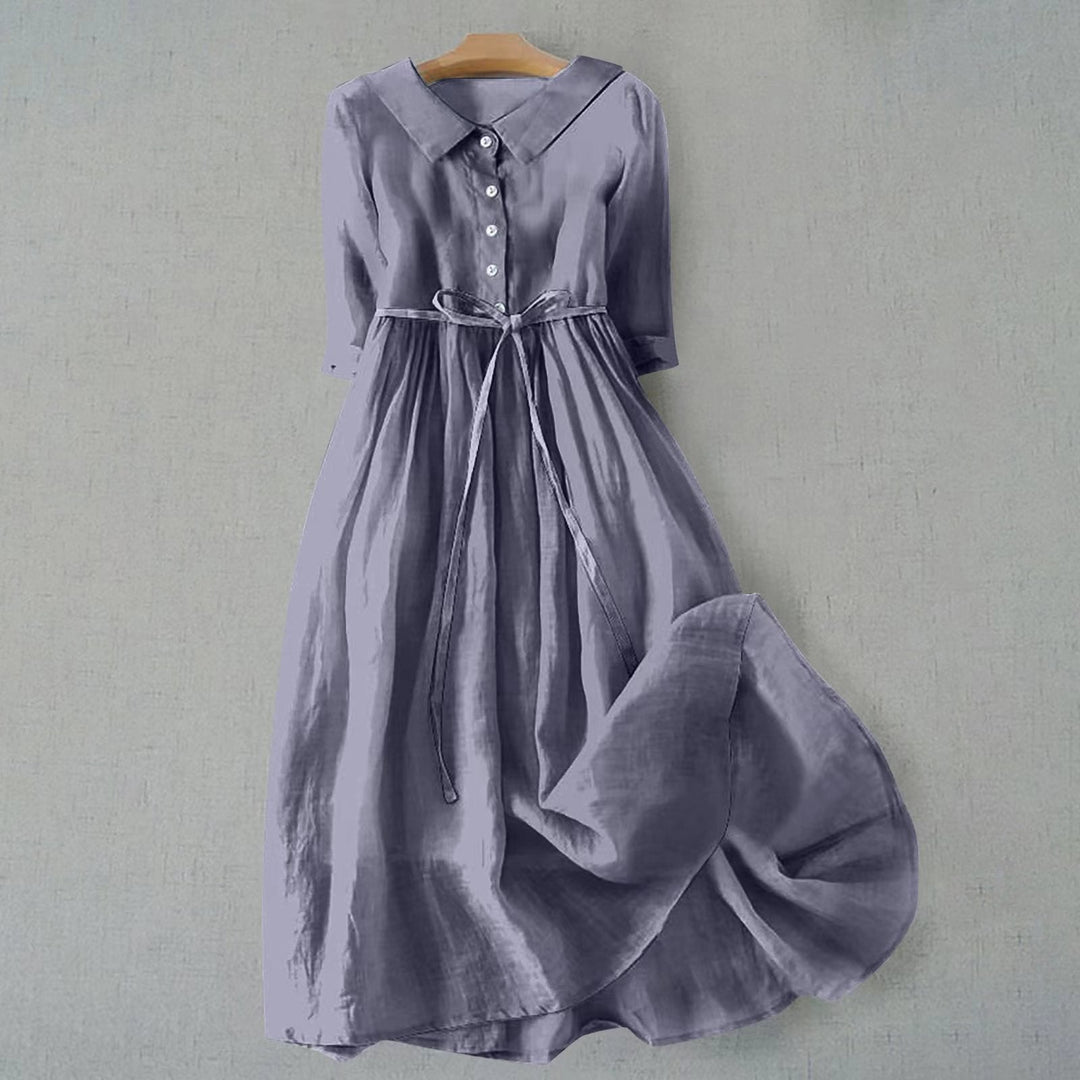 Elegant og alsidig plus size skjortekjole med bælte. Perfekt lang damekjole til sommer, hverdag og fest.