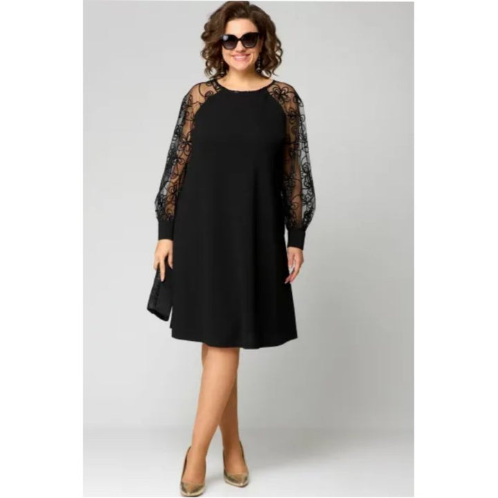 Sort elegant plus size aftenkjole med smukke blonde-detaljer og transparente ærmer. Stilfuld festkjole.