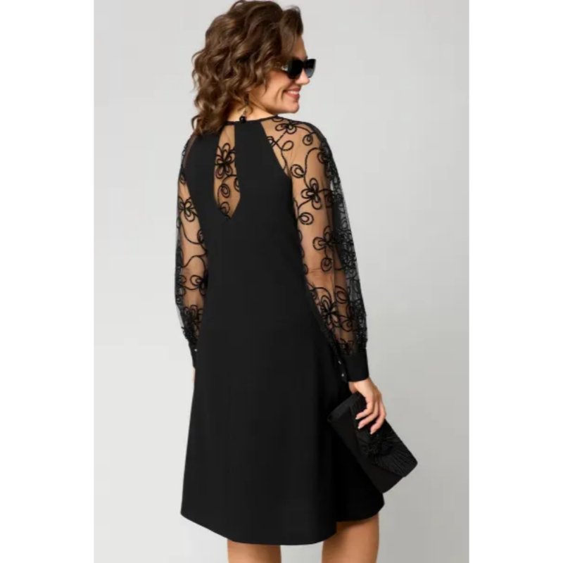 Stilfuld dame plus size blondekjole i sort med elegante transparente ærmer. Ideel som cocktail- eller festkjole.