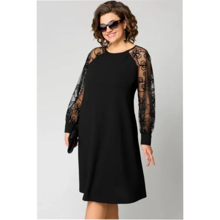 Bekvem og elegant plus size sort blondekjole til kvinder. Festkjole med feminine transparente ærmer.
