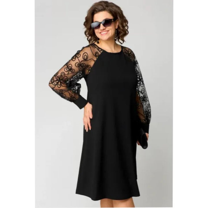 Sort plus size blondekjole med feminine transparente ærmer. En stilfuld og elegant damekjole til fest.