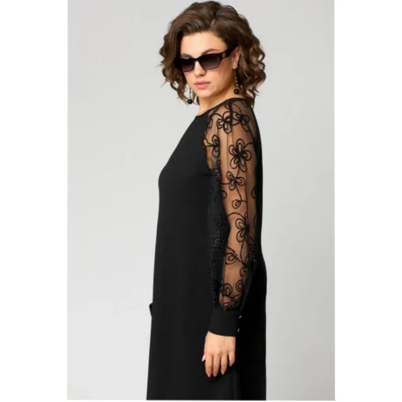 Elegant sort plus size festkjole i blonde med transparente ærmer. En smuk og stilfuld aftenkjole til kvinder.