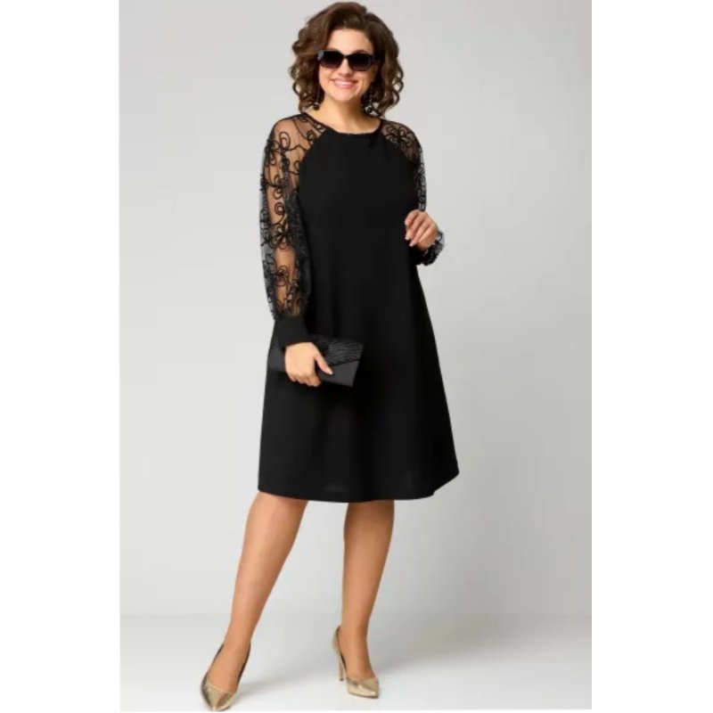 Stilfuld sort blondekjole i plus size med transparente ærmer. Elegant damekjole, perfekt som fest- eller cocktailkjole.