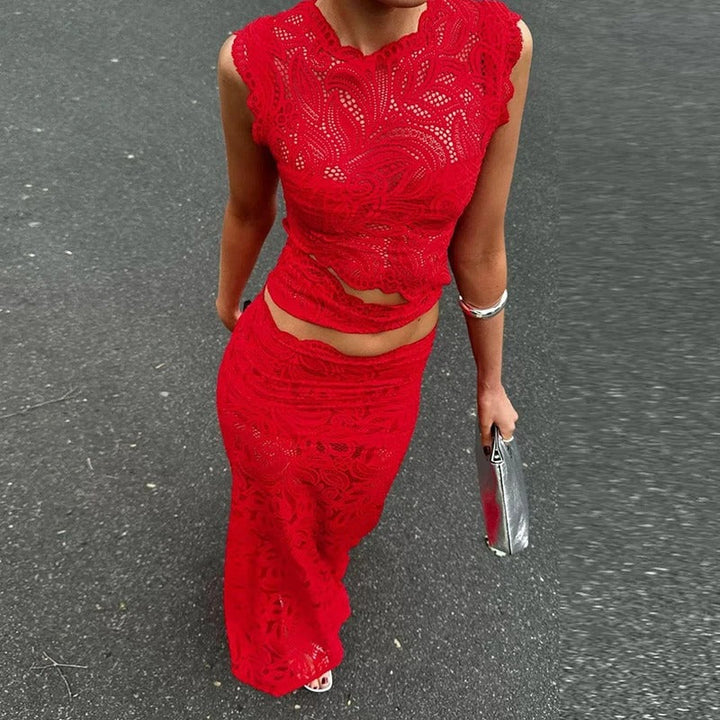 Elegant rødt to-delt sæt til kvinder med crop top og lang nederdel. Perfekt til fest og gallabrug.