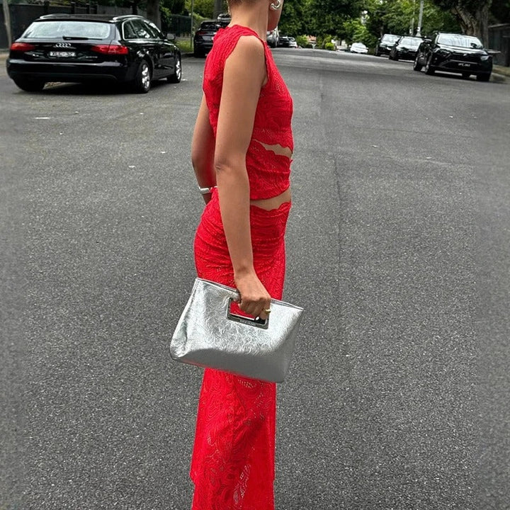 Fremhæv din stil med dette to-delte røde gallasæt for kvinder: chic crop top & lang nederdel.