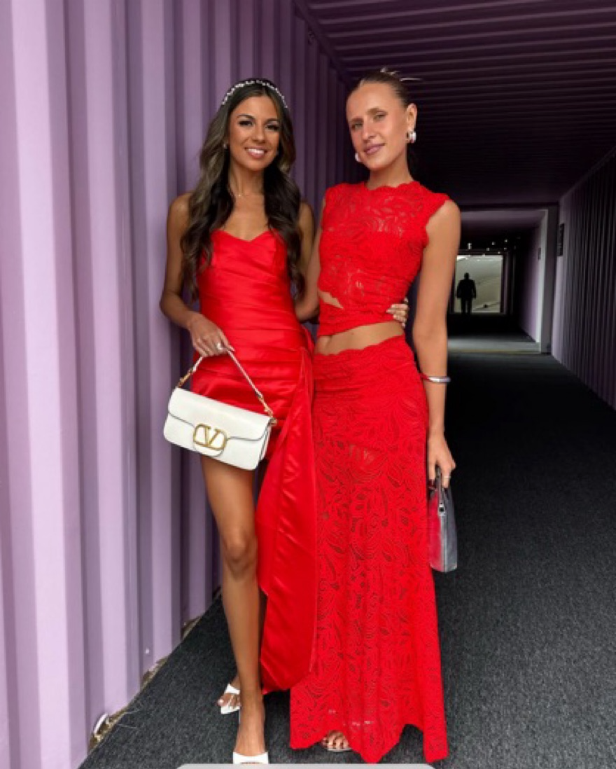 Rødt elegant cocktail sæt for kvinder, bestående af en moderne crop top og smuk lang nederdel til fest.