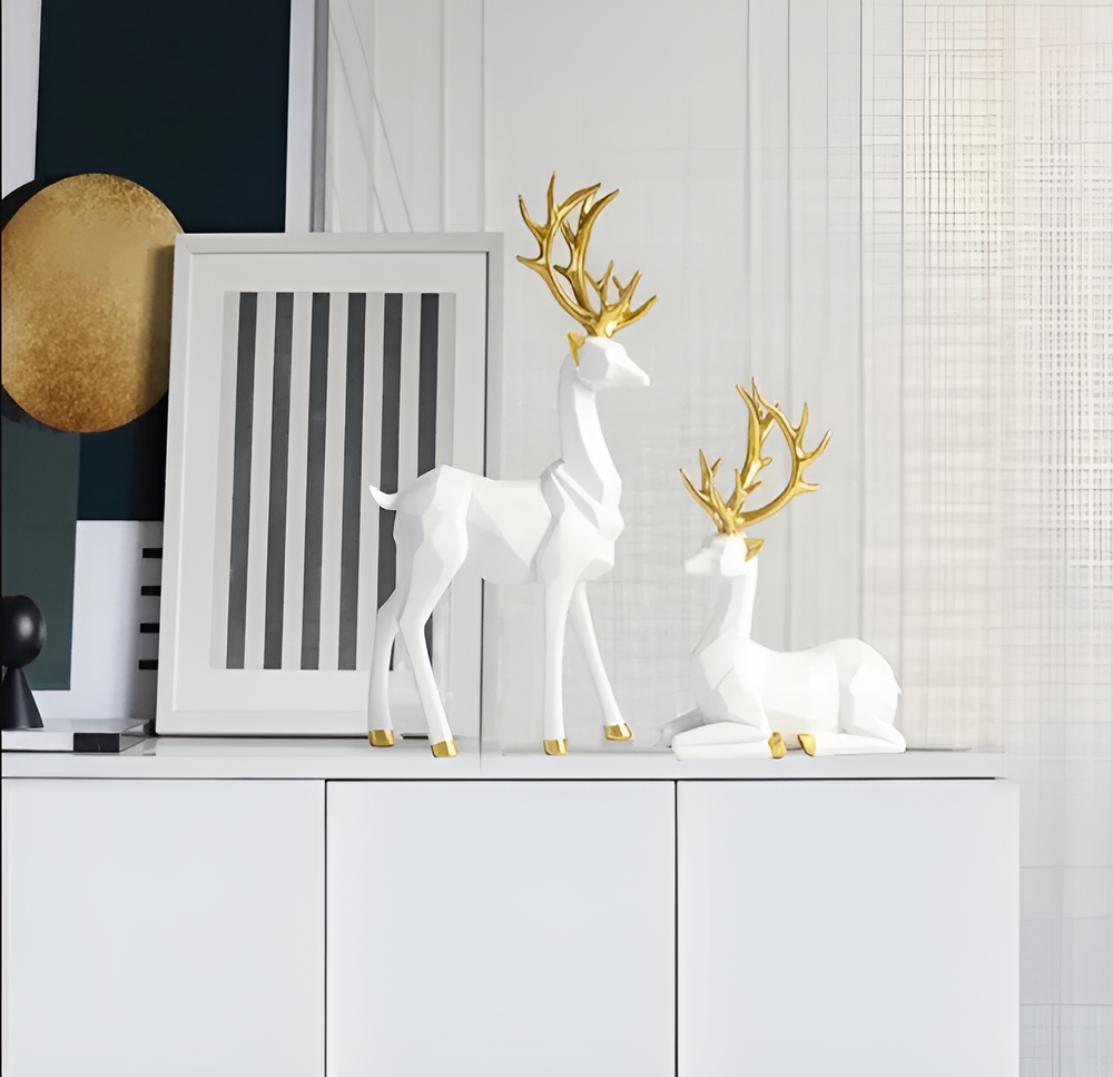 Dekorativt sæt med 2 elegante rensdyr figurer i harpiks. Ideel til festlig julepynt og hyggelig vinterboligindretning.