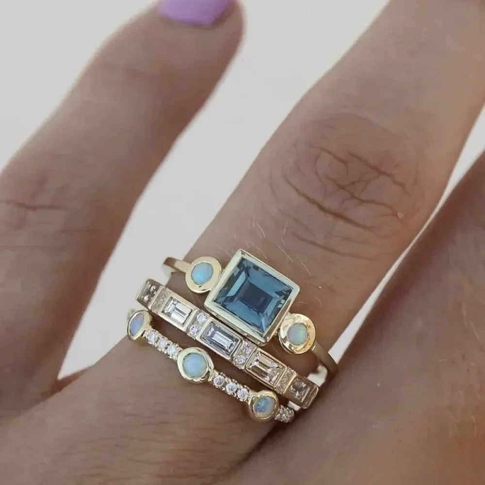 Elegant retro krystalring til kvinder med smuk blå sten. Perfekt damesmykke.