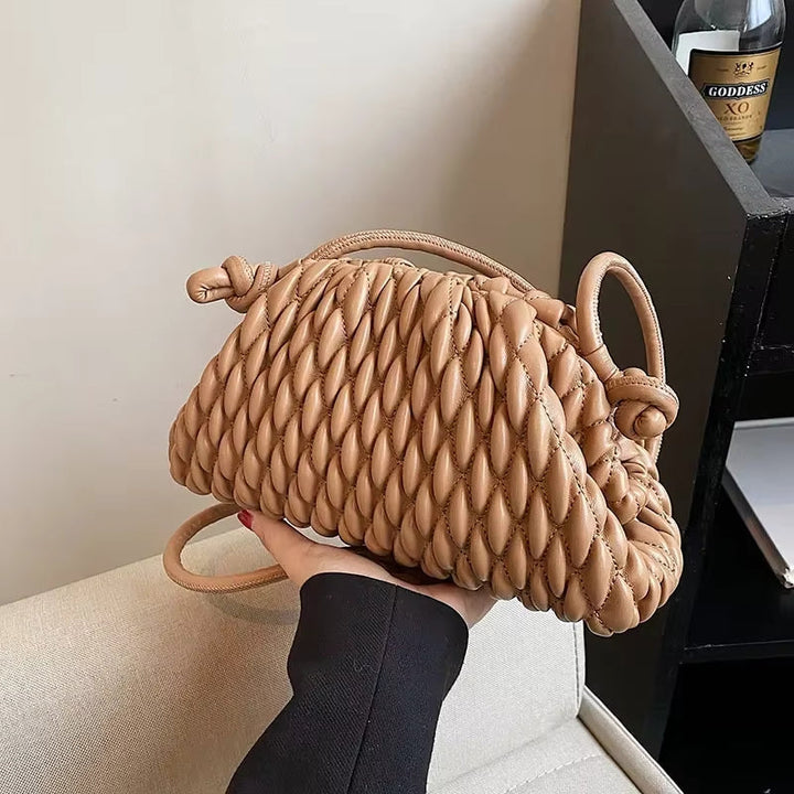 Elegant hvid dame skuldertaske med justerbar rem, rummelig og praktisk til enhver lejlighed.