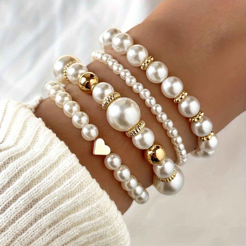 Elegant sæt af 4 hvide kunstperle armbånd til damer. Klassiske smykker og accessories.