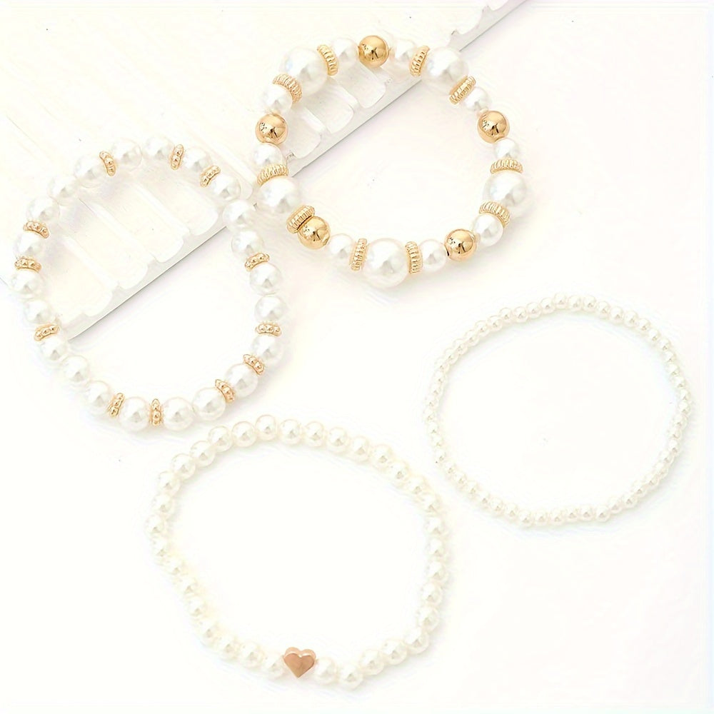 Fire hvide kunstperle armbånd til kvinder; et elegant smykkesæt, perfekt som gaveidé.