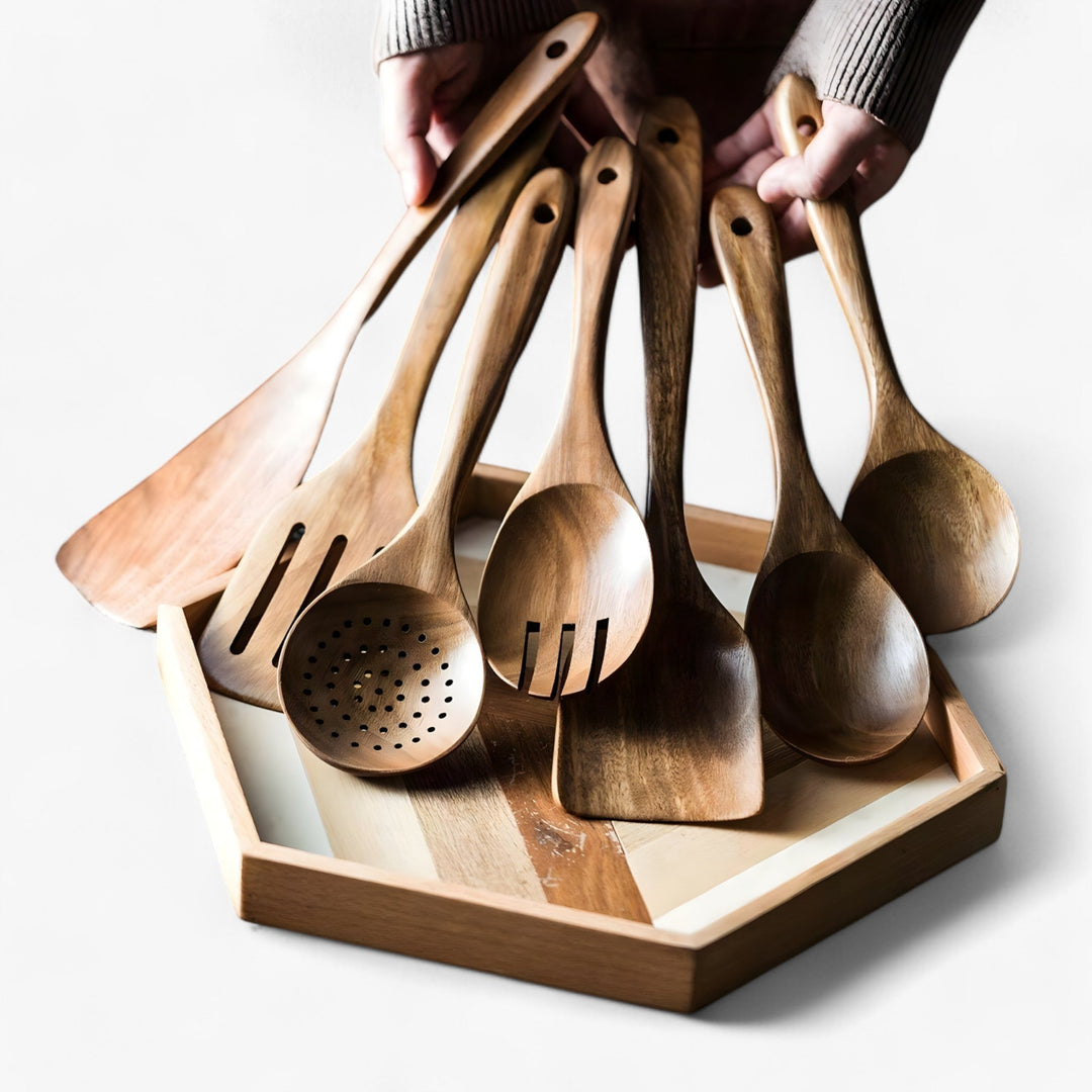 Holdbart sæt køkkenudstyr i teaktræ. 9 essentielle redskaber med tilhørende holder, designet til lang levetid.