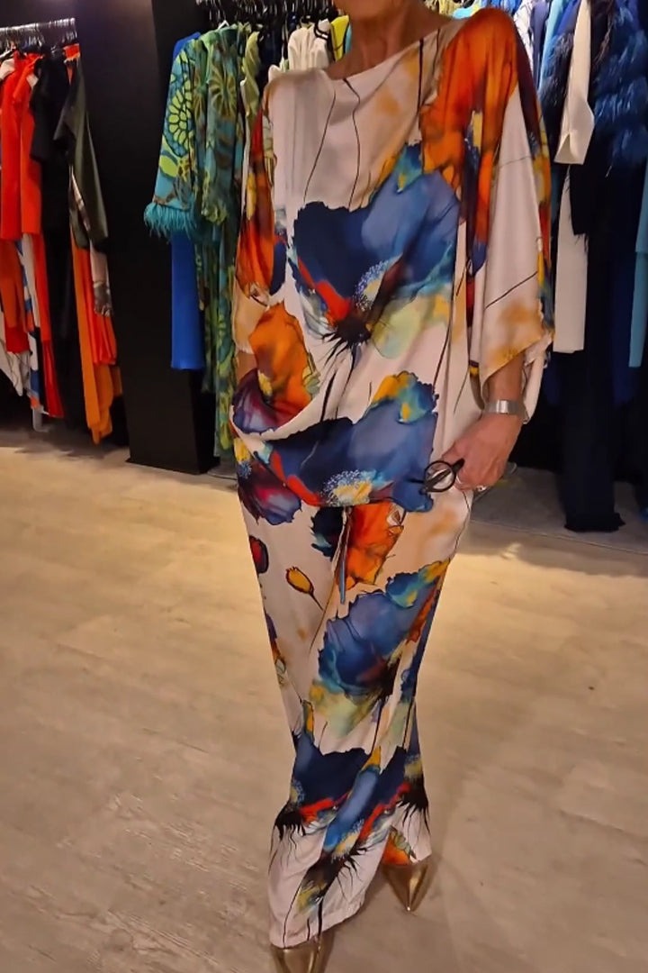 Kvinde iført elegant satin outfit sæt med let blomsterprint. Ideelt loungewear eller festtøj.