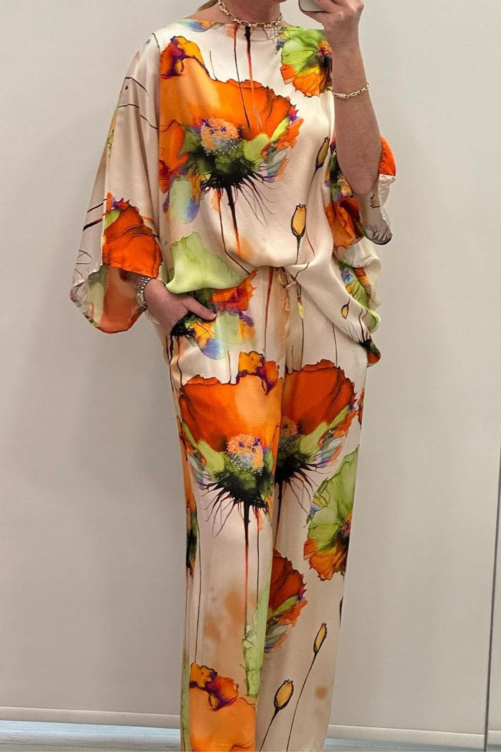Komfortabelt loungewear satin buksesæt til kvinder. Stilfuldt forår/sommer outfit med elegant fald.