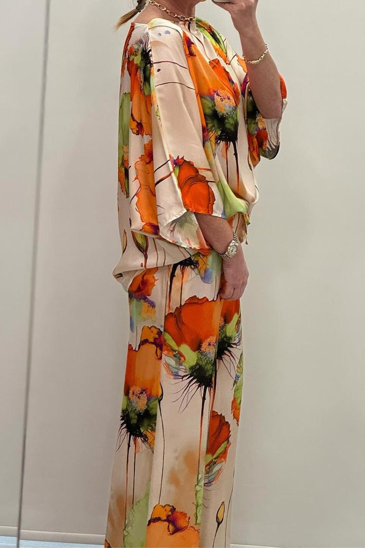 Detaljebillede af satin outfit sæt til kvinder. Nærbillede af elegant stof og blomsterprint.