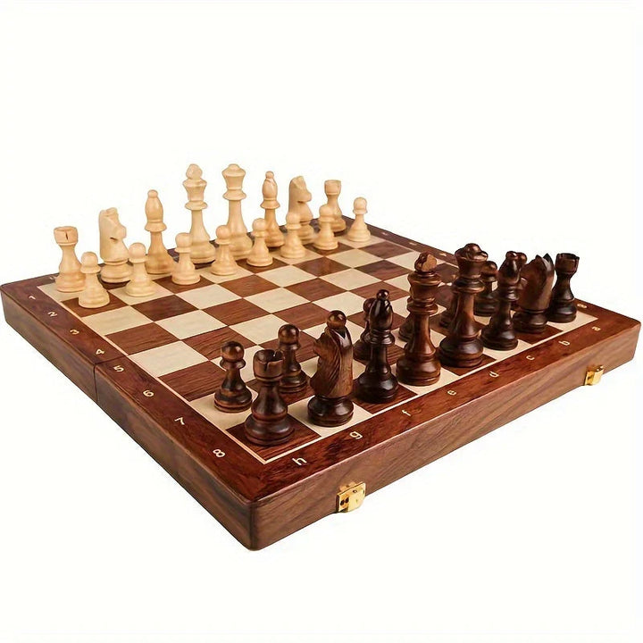 Tidløst skaksæt i træ med elegant design, perfekt som gaveidé til skakentusiaster og strategispillere.