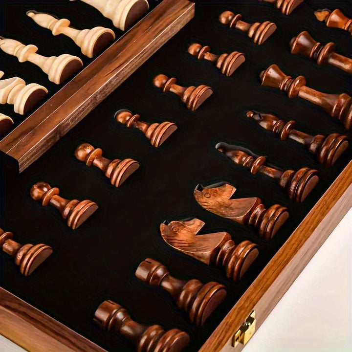 Smukt skaksæt af massivt træ med elegant finish. Perfekt til hjemmet eller som en del af samlingen.