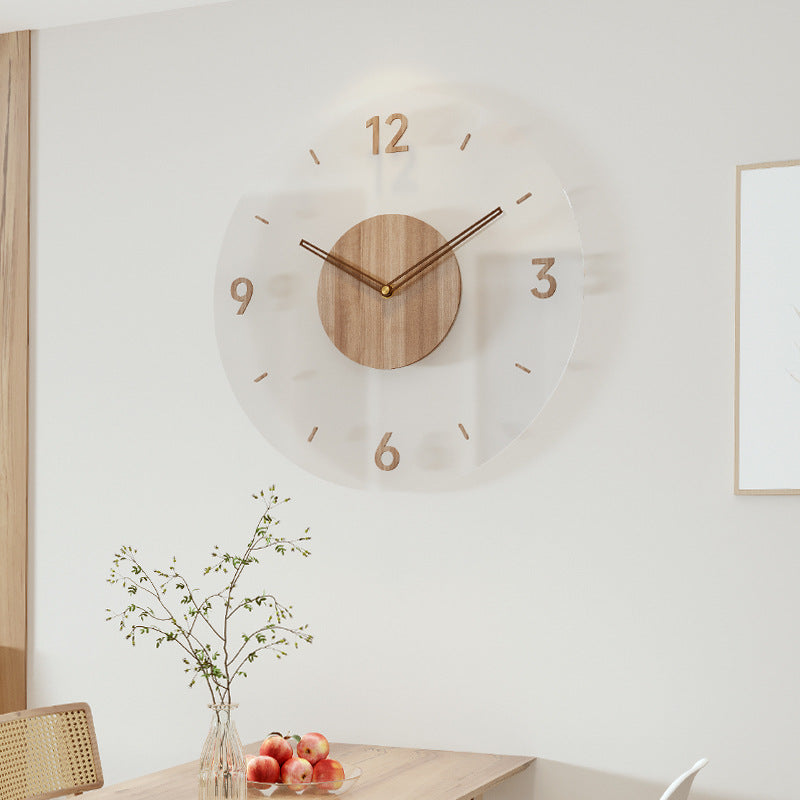 Skandinavisk vægur udført i lyst, minimalistisk trædesign. En tidløs dekoration der pryder væggen.