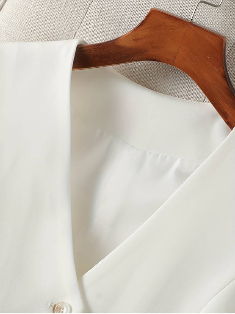 Alsidig kvindevest med skræddersyet pasform. Klassisk design for en sofistikeret modeoplevelse.