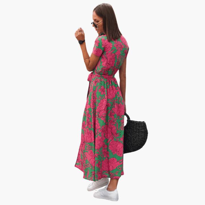 Komfortabel slå-om-kjole til kvinder. Blødt stof, alsidig sommerkjole, festkjole eller elegant hverdagslook.