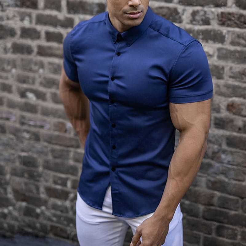 Moderne elegant slim-fit skjorte til mænd. Stilfuld og komfortabel, perfekt til herremode.