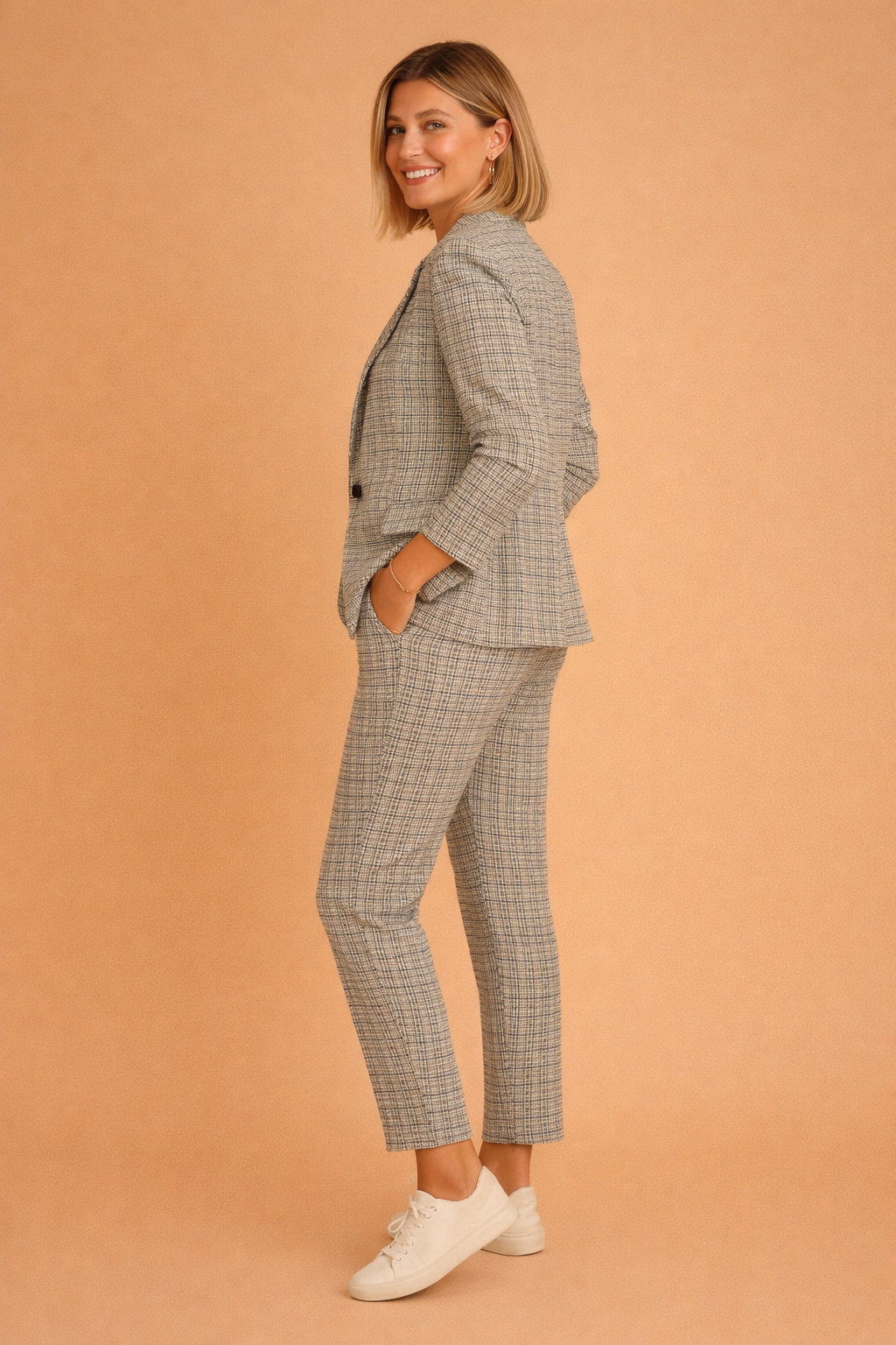 Dame smart-casual jakke og bukser sæt i ternet design. Elegant og komfortabelt kontortøj, også perfekt som fritidstøj.