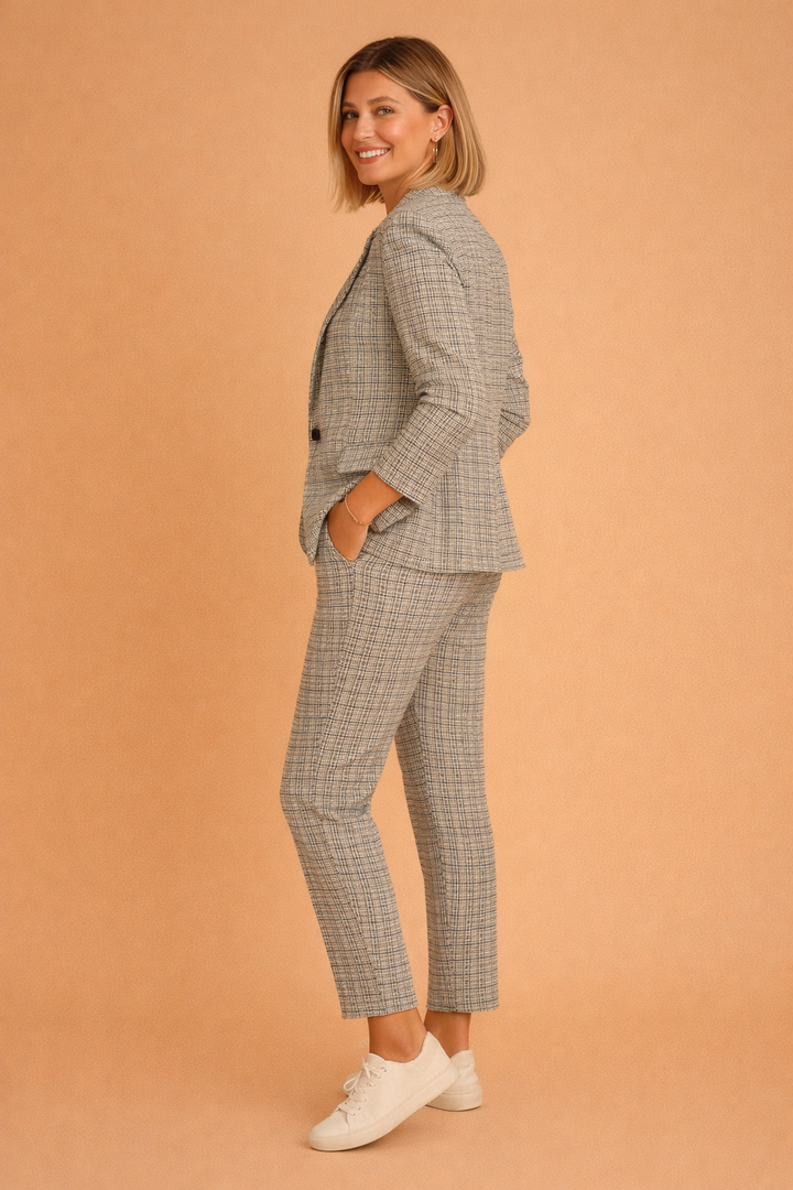 Dame smart-casual jakke og bukser sæt i ternet design. Elegant og komfortabelt kontortøj, også perfekt som fritidstøj.