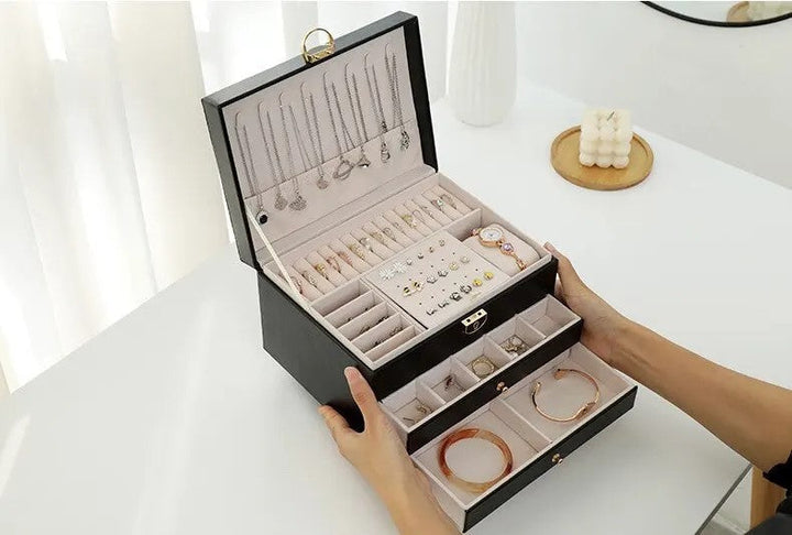 Smykkeskrin med spejl i låget. Funktionel og stilfuld smykkeopbevaring for den moderne kvinde.