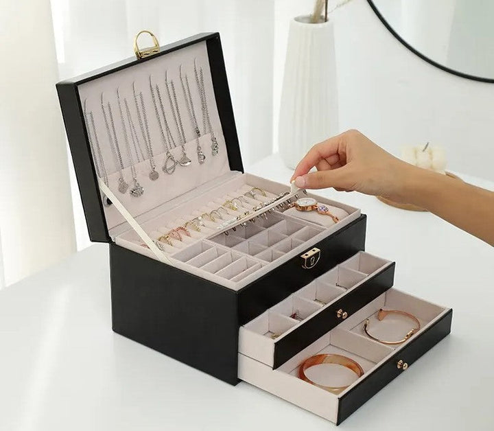 Detaljebillede af et elegant smykkeskrin med små skuffer og praktisk smykkeorganisering.