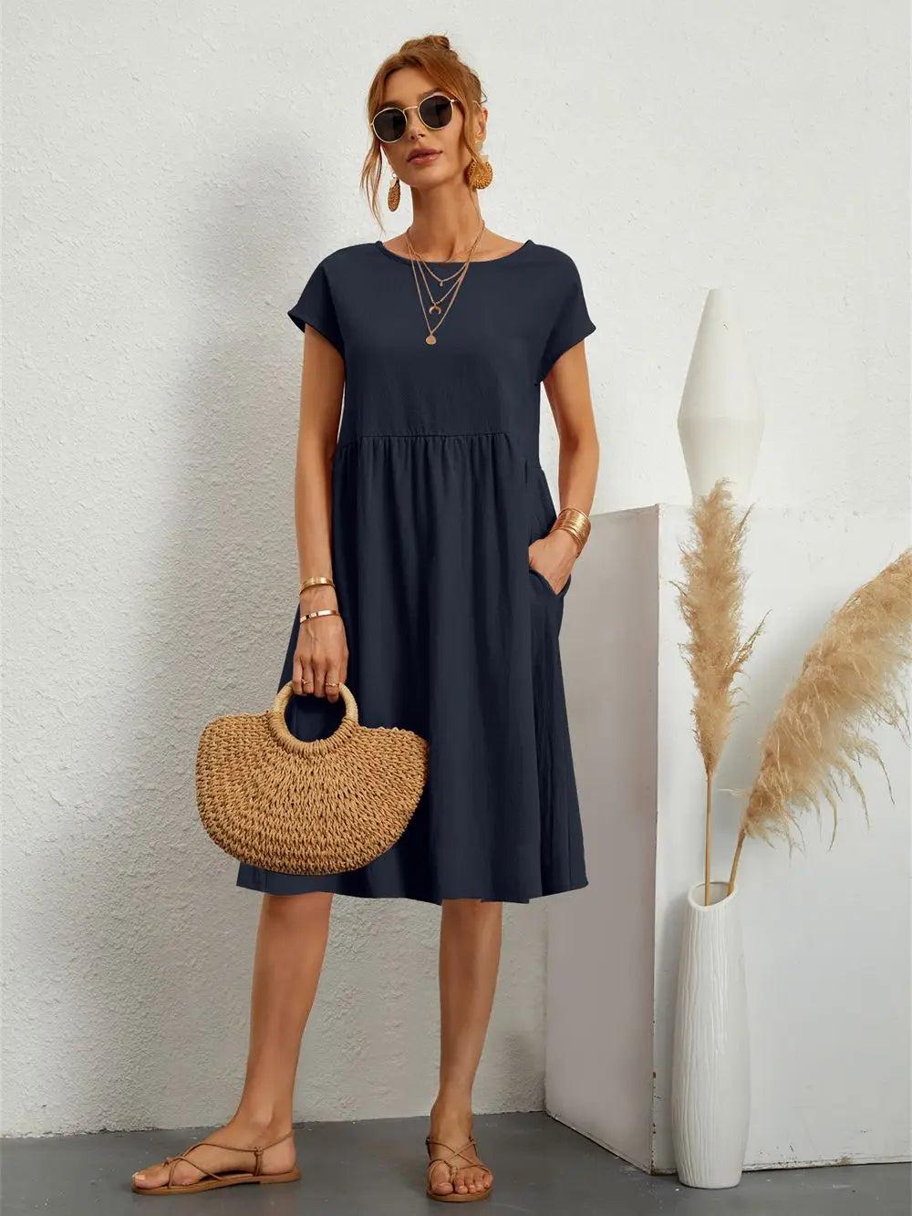 Trendy sommerkjole til kvinder i moderne design. Elegant til enhver lejlighed.