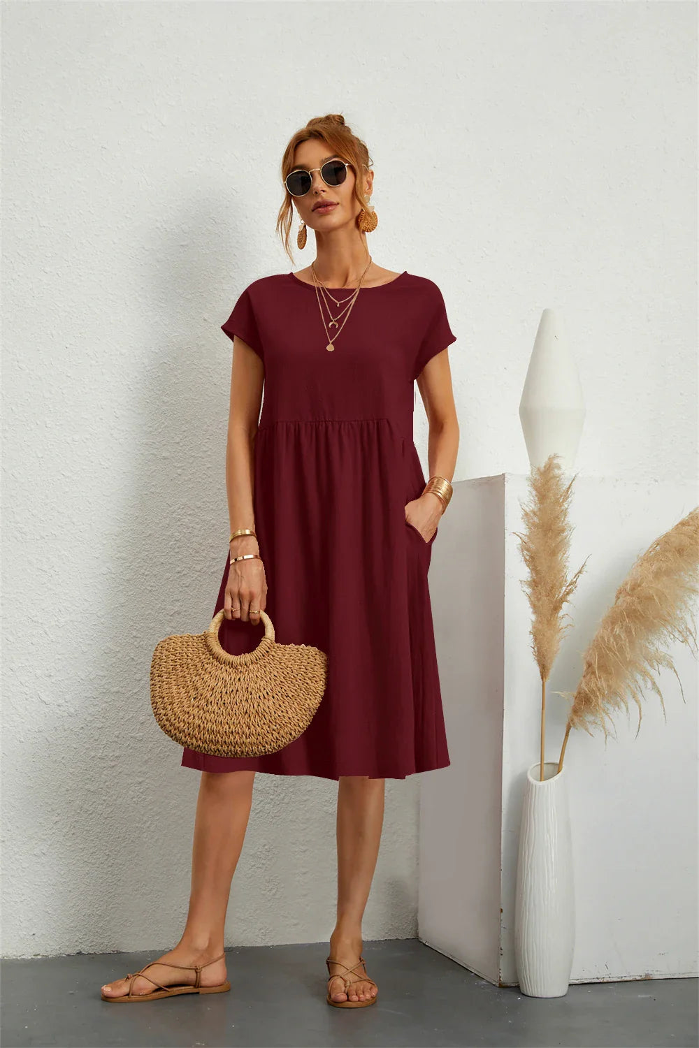 Enkel og elegant sommerkjole til kvinder. Nem at style til hverdag, fest og strand.