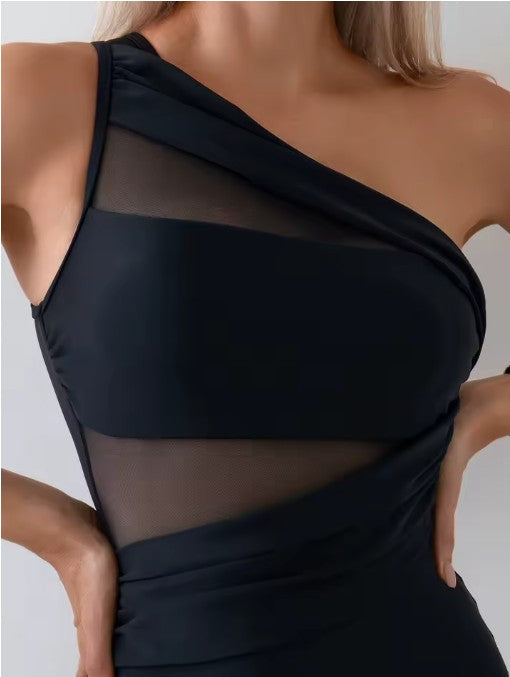 Blå kvindebadedragt med asymmetrisk mesh og push-up. Komfortabel shaping badedragt, perfekt bademode til sommer og strandtøj.