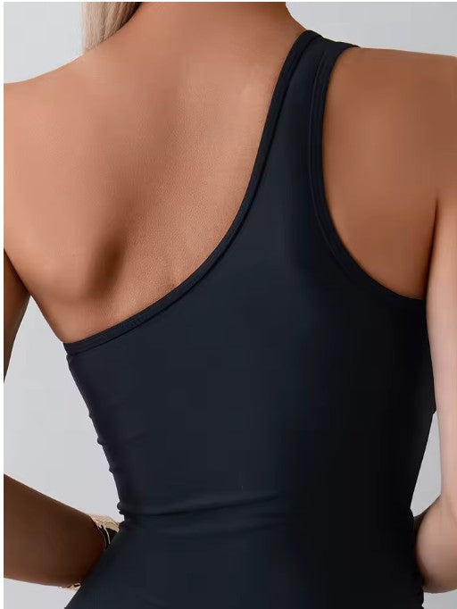 Sort dame badedragt med shaping. Asymmetrisk mesh og push-up for et elegant look. Kvalitets bademode med god pasform til sommer.