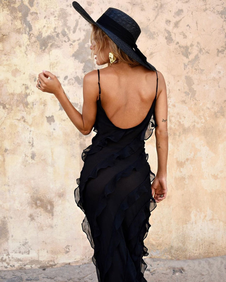 Lang flæsekjole i elegant sort, med yndefuldt fald og feminint look.