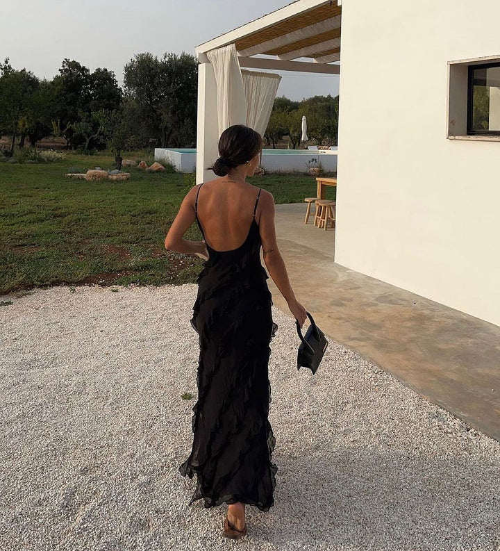 Feminin flæsekjole med romantiske detaljer og elegant silhuet.